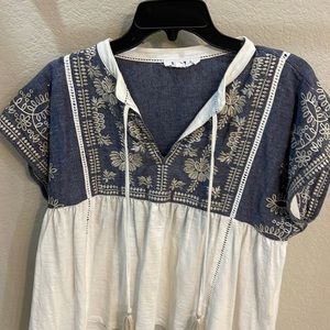 Tie front embroider, top denim and white.